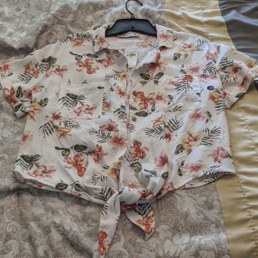 Hollister Tropical Cropped Button Up
